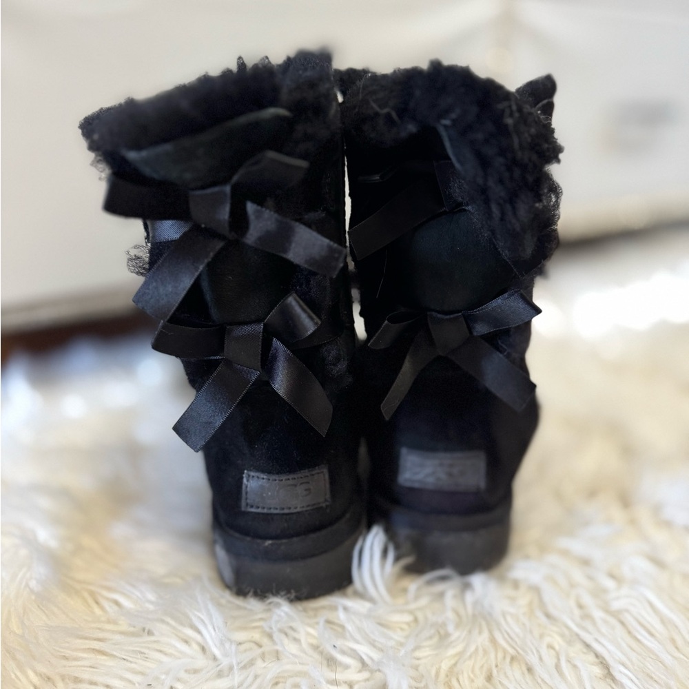 Womens UGG Bailey bow size 9 black boots - Picture 3 of 9